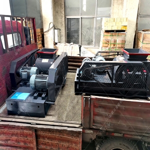 兩臺中小型直連對輥破碎機發貨圖片