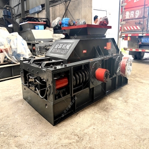 800x600型對(duì)輥制砂機(jī)設(shè)備發(fā)往廣西  