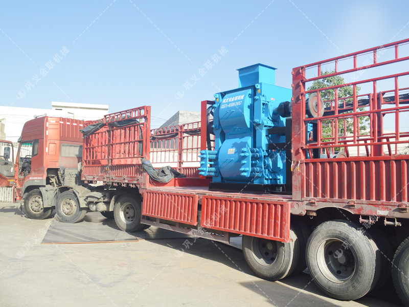 小型四輥破碎機(jī)發(fā)往新疆破碎石英石