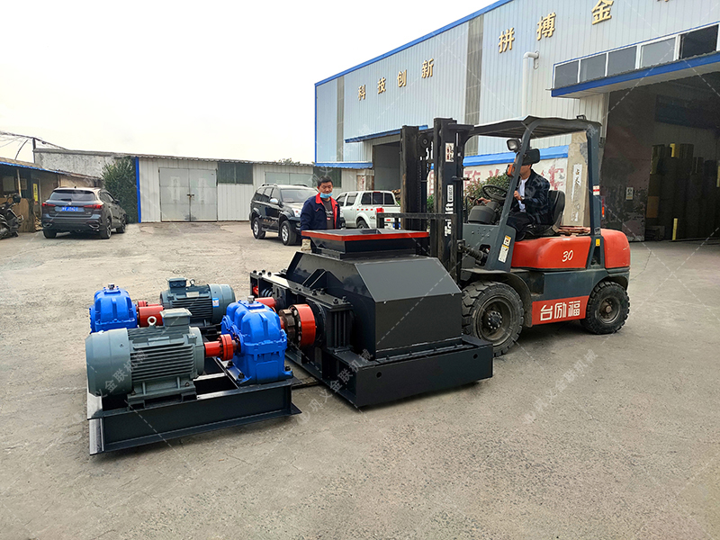 小型對輥破碎機發往福建破碎瓜子石 小型對輥破碎機發往福建破碎瓜子石